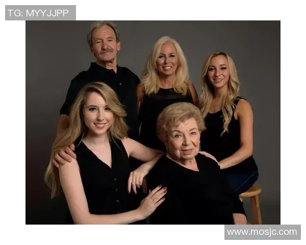 足球明星与妻女温馨合影展现家庭幸福生活瞬间